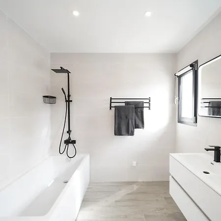 Tres Belle A Avec Piscine Chauffee Villa