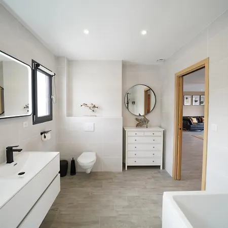Tres Belle A Avec Piscine Chauffee