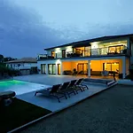 Très Belle à Avec Piscine Chauffée Villa