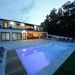 Villa Très Belle à Avec Piscine Chauffée Ghisonaccia