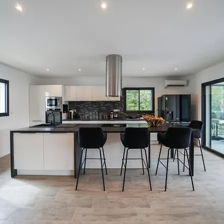 Villa Très Belle à Avec Piscine Chauffée