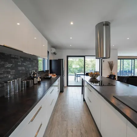 Très Belle à Avec Piscine Chauffée Villa