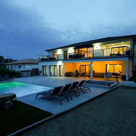 Très Belle à Avec Piscine Chauffée Villa