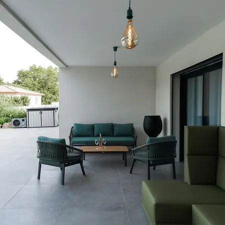 Villa Très Belle à Avec Piscine Chauffée