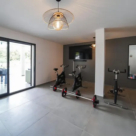 Villa Très Belle à Avec Piscine Chauffée Ghisonaccia