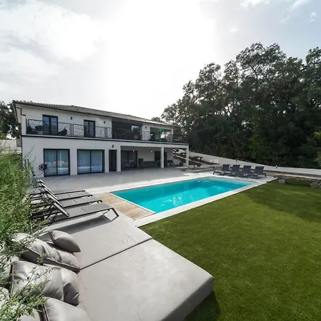 Tres Belle A Avec Piscine Chauffee *