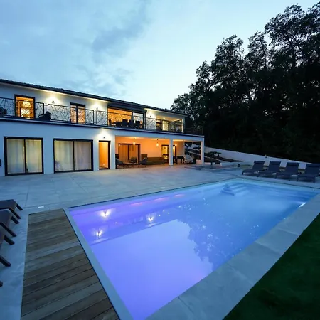 Villa Très Belle à Avec Piscine Chauffée Ghisonaccia