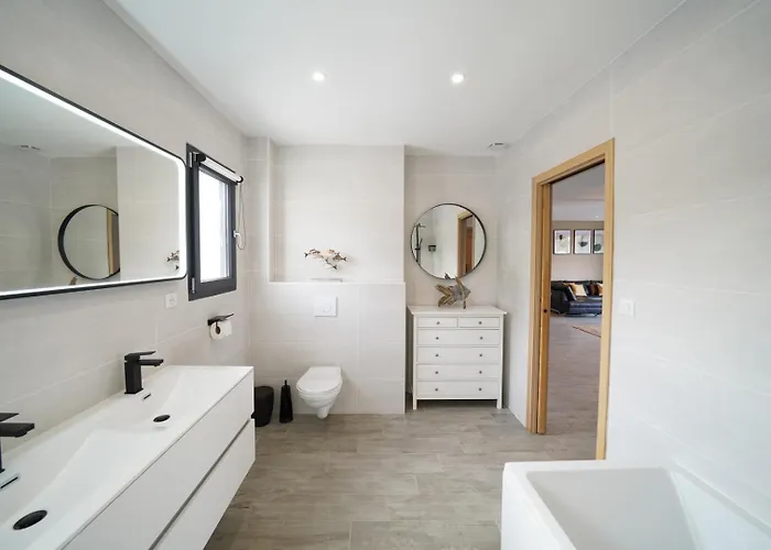 Tres Belle A Avec Piscine Chauffee