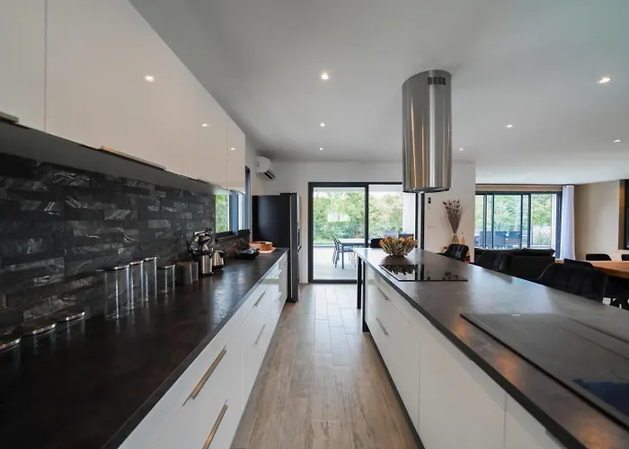 Très Belle à Avec Piscine Chauffée Villa
