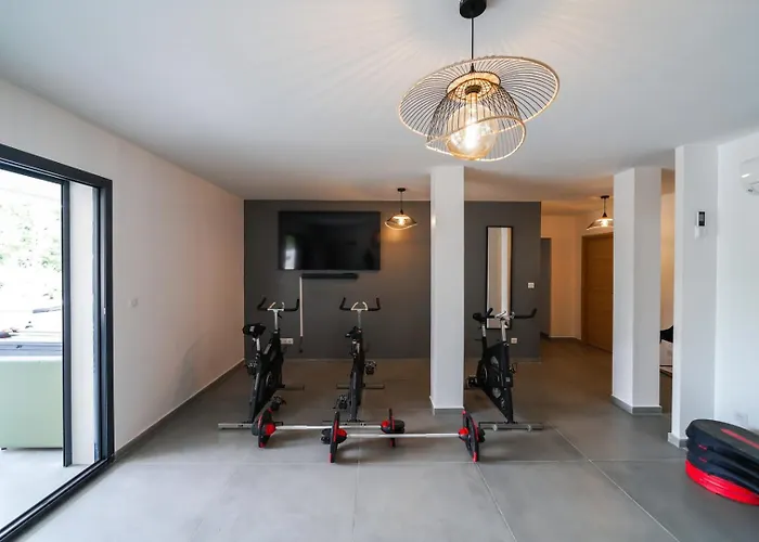 Tres Belle A Avec Piscine Chauffee *