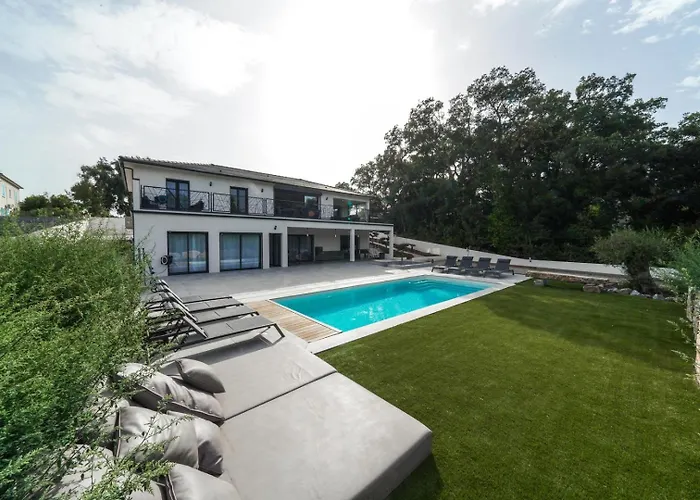 Tres Belle A Avec Piscine Chauffee *